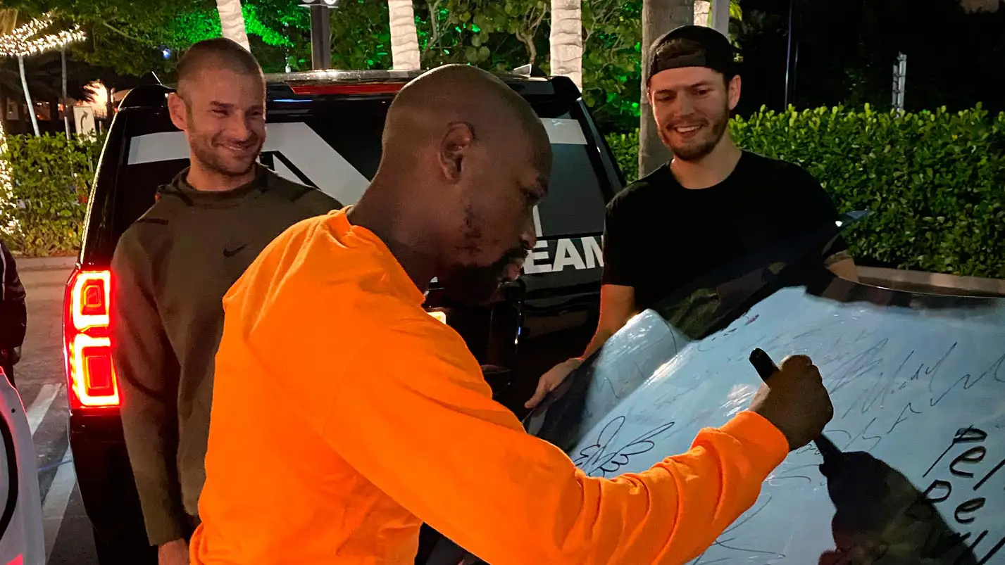 floyd mayweather signing ferrari hood mph club