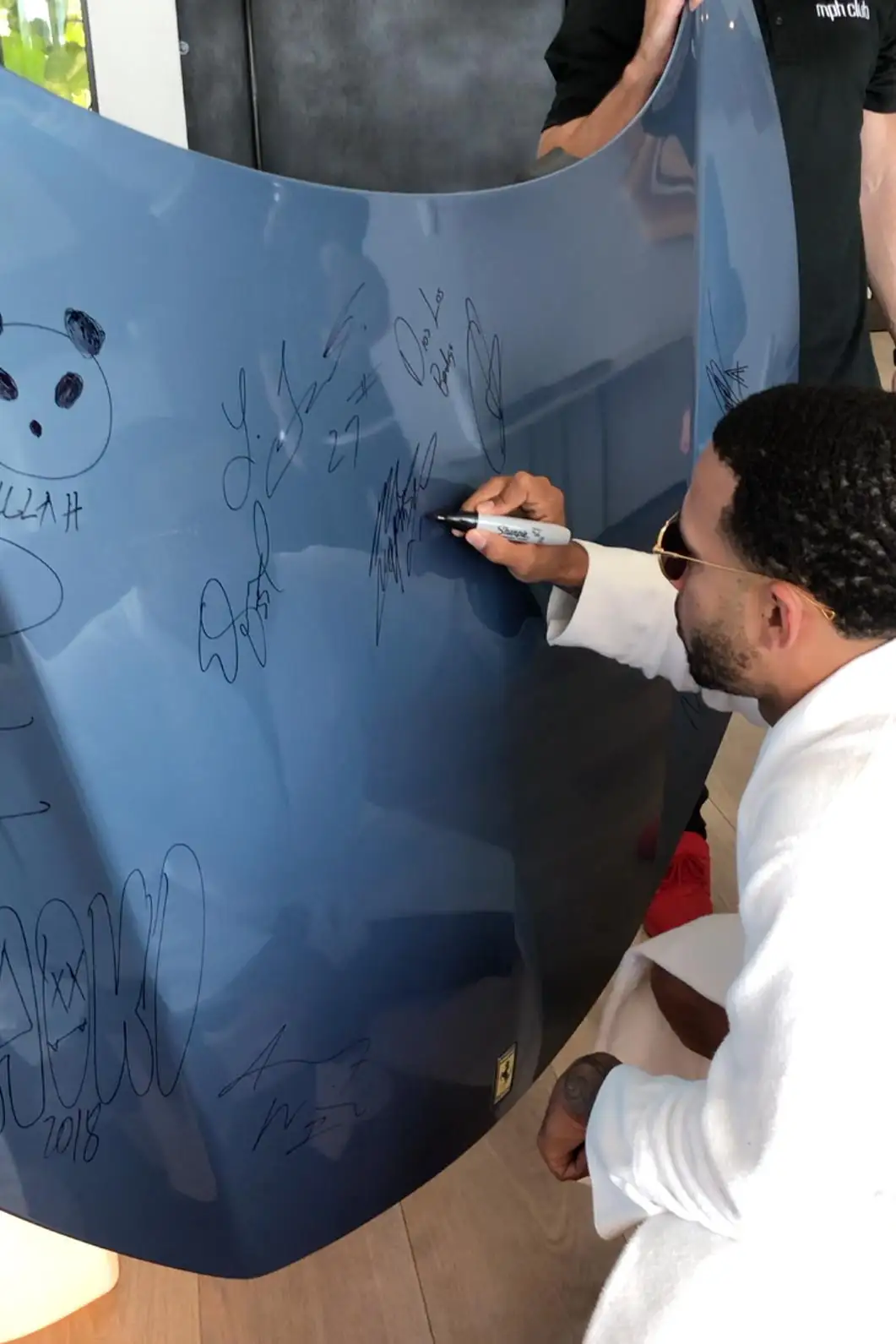 memphis depay signing the ferrari hood from mph club
