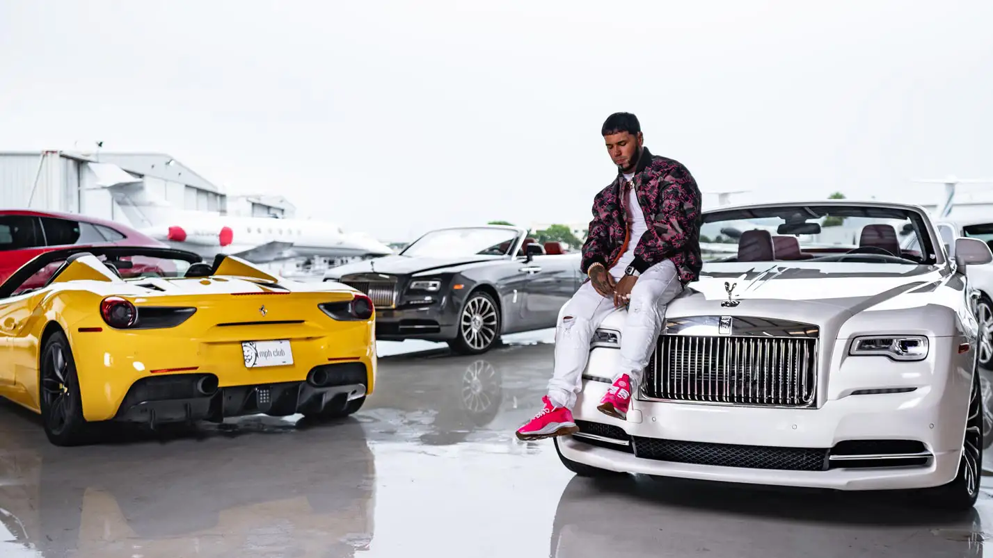 ozuna-and-anuel-aa-mph-club-props-cambio-music-video